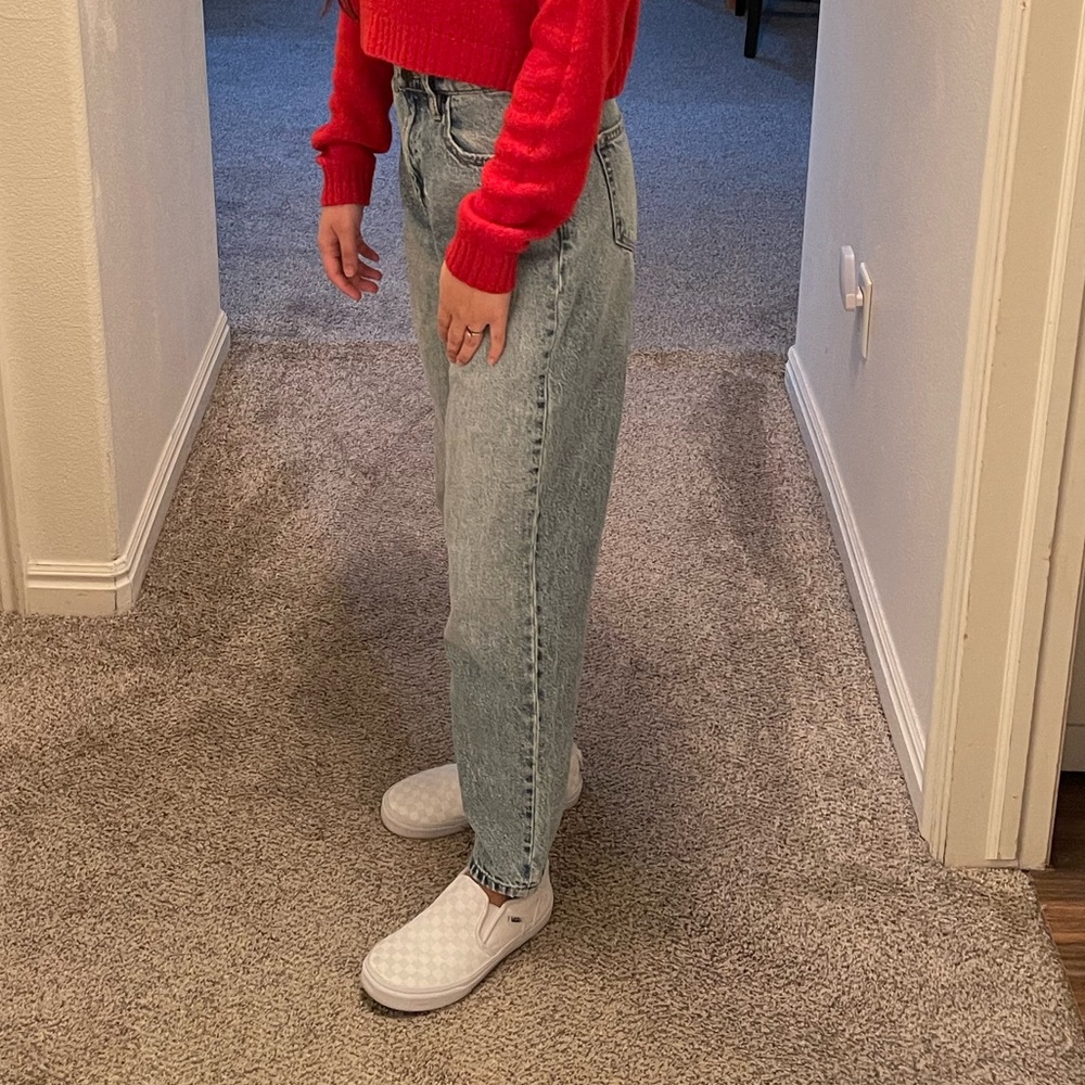 Mom jeans acid wash
Brand: hidden
Bought from buckle